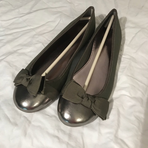 green ballet flats with bow - Picture 1 of 3